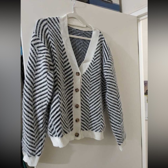 Fuzzy Chevron Black & Off White Button Up Cardigan Long Sleeve V-Neck - Picture 8 of 16